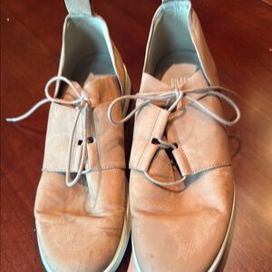 Eileen Fisher size 9.5 Good Used condition tie tennis shoes.Pls review pictures
